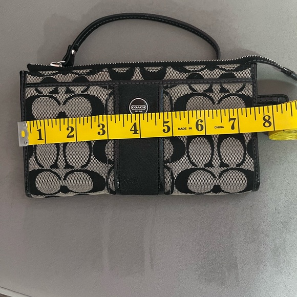 Coach Signature Black & Cream Wristlet Wallet – EUC ✨ - Picture 5 of 6